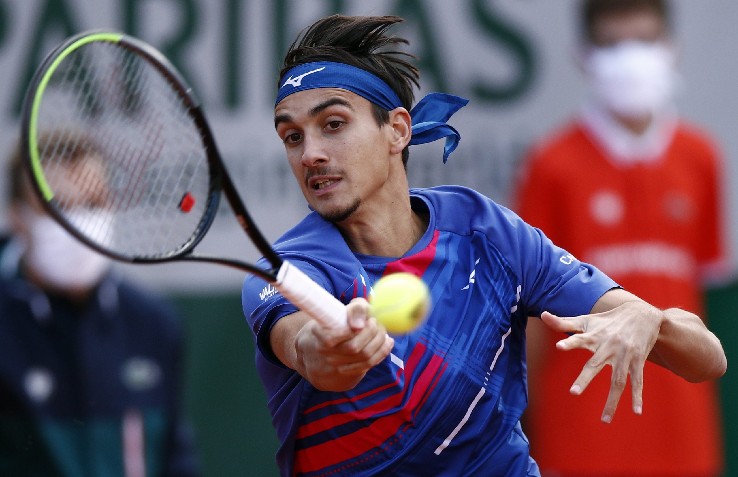 epa08720162 Lorenzo Sonego of Italy in action against Diego Schwartzman of Argentina during their men’s fourth round match during the French Open tennis tournament at Roland ​Garros in Paris, France, 04 October 2020.  EPA/YOAN VALAT