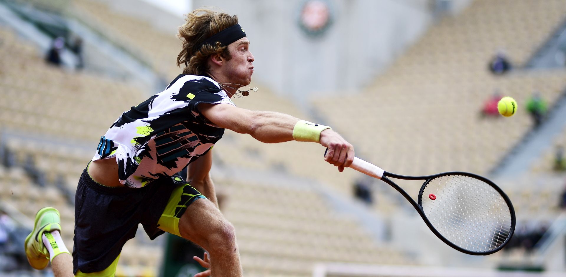 epa08721808 Andrey Rublev of Russia hits a forehand during his 4th round match against  Marton Fucsovics of Hungary during the French Open tennis tournament at Roland Garros in Paris, France, 05 October 2020.  EPA/JULIEN DE ROSA