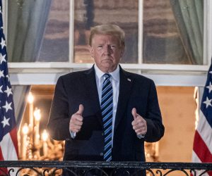 epa08723110 US President Donald J. Trump gestures after returning to the White House, in Washington, DC, USA, 05 October 2020, following several days at Walter Reed National Military Medical Center for treatment for COVID-19.  EPA/KEN CEDENO / POOL