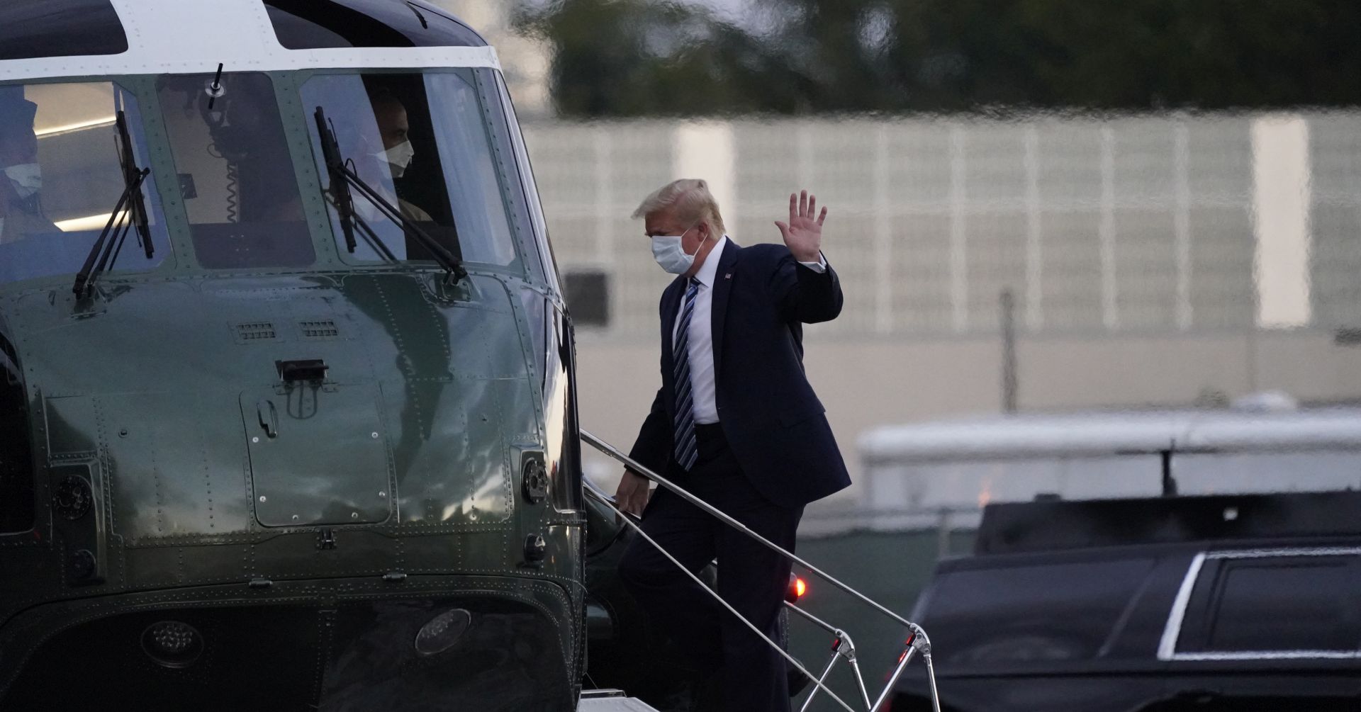 epa08723054 US President Donald J. Trump, wearing a mask, embarks onto Marine One after leaving Walter Reed National Military Medical Center, in Bethesda, Maryland, USA, 05 October 2020, to board Marine One for a return trip to the White House after receiving treatment for a COVID-19 infection.  EPA/Chris Kleponis / POOL
