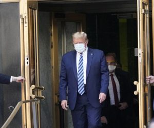 epa08723009 US President Donald J. Trump, wearing a mask, emerges from the front door of Walter Reed National Military Medical Center, in Bethesda, Maryland, USA, 05 October 2020, to board Marine One for a return trip to the White House after receiving treatment for a COVID-19 infection.  EPA/Chris Kleponis / POOL