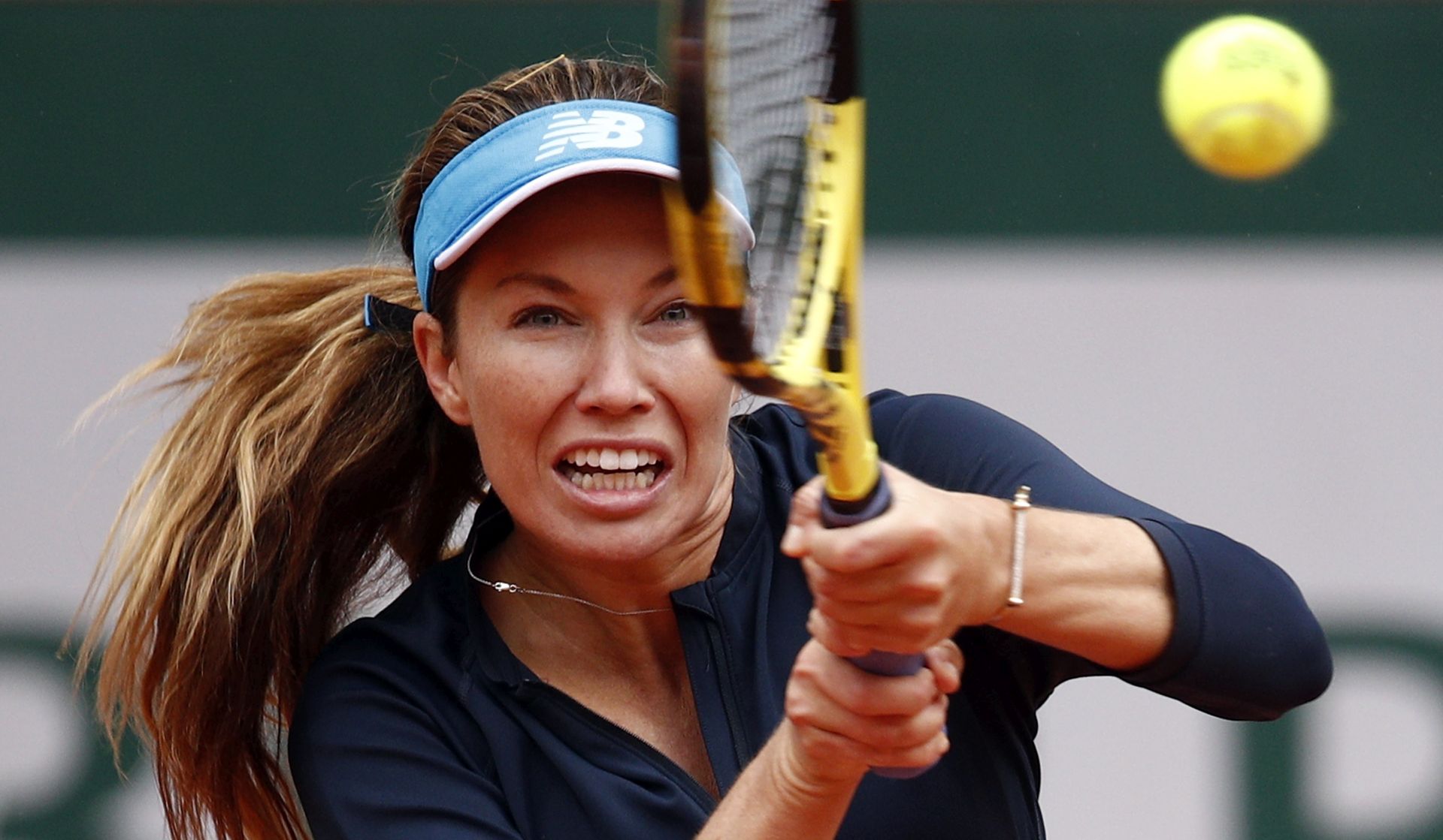 epa08723555 Danielle Collins of the USA in action against Ons Jabeur of Tunisia during their women’s fourth round match during the French Open tennis tournament at Roland ​Garros in Paris, France, 06 October 2020.  EPA/YOAN VALAT