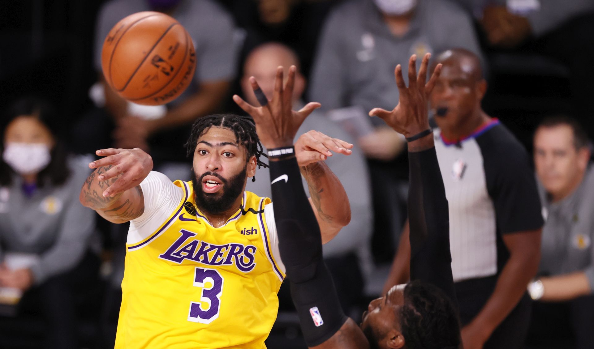 epa08725567 Los Angeles Lakers forward Anthony Davis (L) passes the ball over Miami Heat forward Jae Crowder (R) in the second quarter of their NBA Finals basketball game four at the ESPN Wide World of Sports Complex in Kissimmee, Florida, USA, 06 October 2020.  EPA/ERIK S. LESSER SHUTTERSTOCK OUT