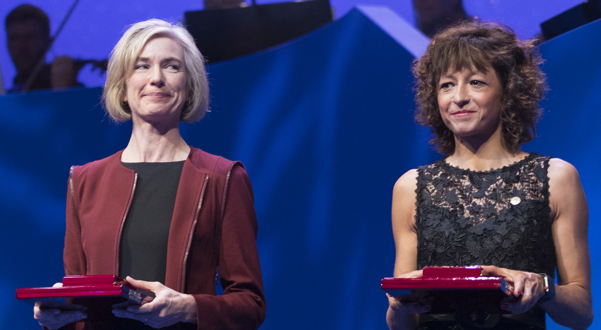 epa08726165 (FILE) - US biochemist Jennifer A. Doudna (L) and French professor and researcher in microbiology, genetics and biochemistry Emmanuelle Charpentier (R) as they receive the Kavli Prize in Nanoscience, at the Oslo Concert Hall, Norway, 04 September 2018 (reissued 07 October 2020). The 2020 Nobel Prize in Chemistry has been awarded to Emmanuelle Charpentier and Jennifer A. Doudna 'for the development of a method for genome editing', the Royal Swedish Academy of Sciences announced.  EPA/Berit Roald NORWAY OUT *** Local Caption *** 52647364