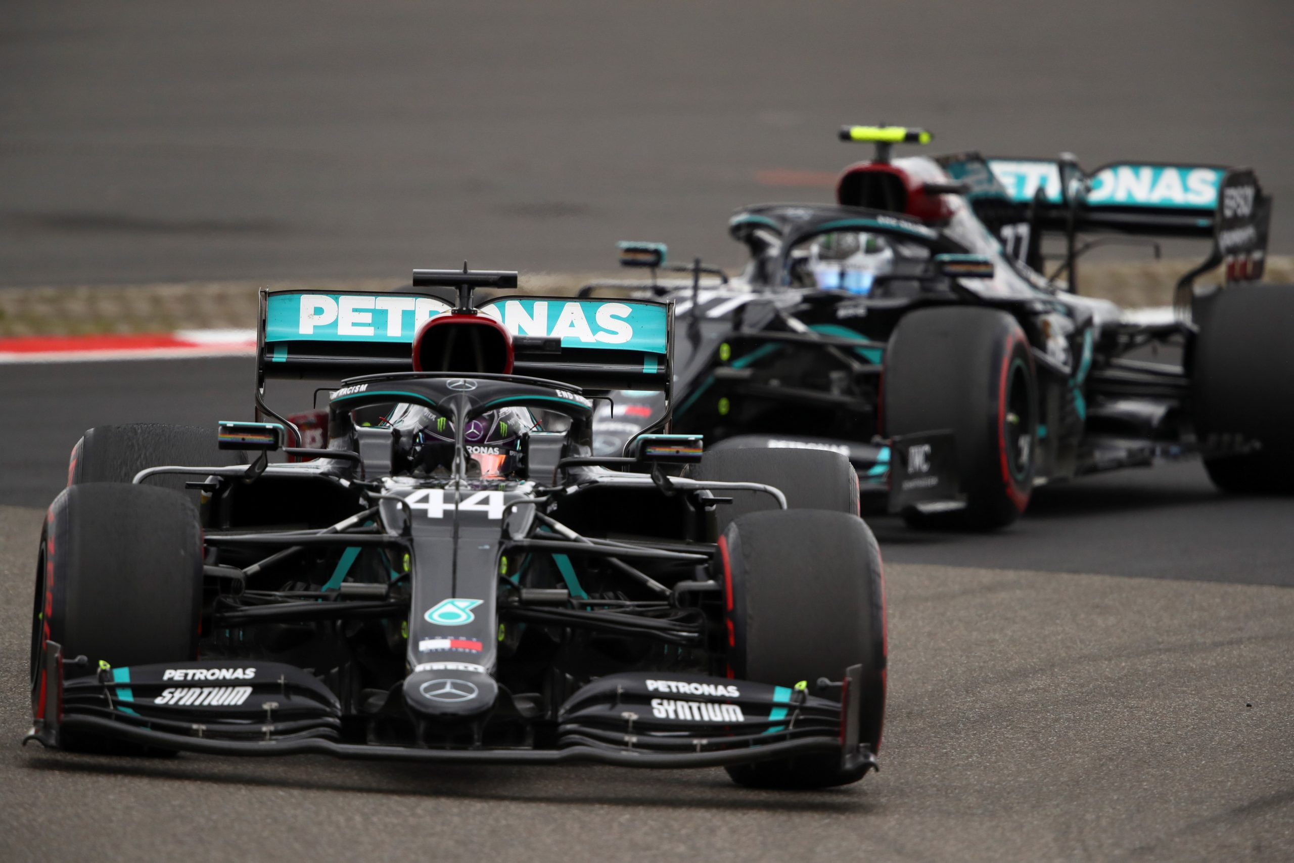 epa08735406 British Formula One driver Lewis Hamilton of Mercedes-AMG Petronas (L) and Finnish Formula One driver Valtteri Bottas of Mercedes-AMG Petronas (R) in action during the 2020 Formula One Eifel Grand Prix at the Nuerburgring race track in Nuerburg, Germany, 11 October 2020.  EPA/Bryn Lennon / Pool