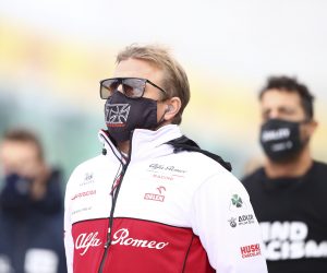 epa08735365 Finnish Formula One driver Kimi Raikkonen of Alfa Romeo Racing wears a face protective mask on the grid prior to the 2020 Formula One Eifel Grand Prix at the Nuerburgring race track in Nuerburg, Germany, 11 October 2020.  EPA/Bryn Lennon / Pool