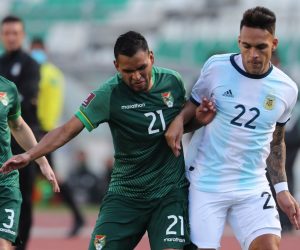 epa08742100 Bolivia's Saul Torres (L) of Bolivia vies for the ball against Lautaro Martinez (R) of Argentina, during a South American qualifying match for the Qatar 2022 World Cup, between the Bolivian and Argentine teams, at the Hernando Siles Stadium, in La Paz, Bolivia, 13 October 2020.  EPA/Martin Alipaz / POOL