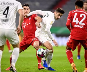 epa08748762 Bayern's Marc Roca (2-L) in action against Dueren's Gjorgji Antoski (2-R) during the German DFB Cup first round soccer match between Bayern Muenchen and FC Dueren in Munich, Germany, 15 October 2020.  EPA/LUKAS BARTH-TUTTAS CONDITIONS - ATTENTION: The DFB regulations prohibit any use of photographs as image sequences and/or quasi-video.