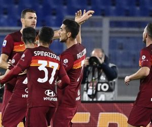 epa08756266 Roma's Edin Dzeko (L) celebrates with teammates after scoring the 2-1 lead during the Italian Serie A soccer match between AS Roma and Benevento Calcio at the Olimpico stadium in Rome, Italy, 18 October 2020.  EPA/Riccardo Antimiani