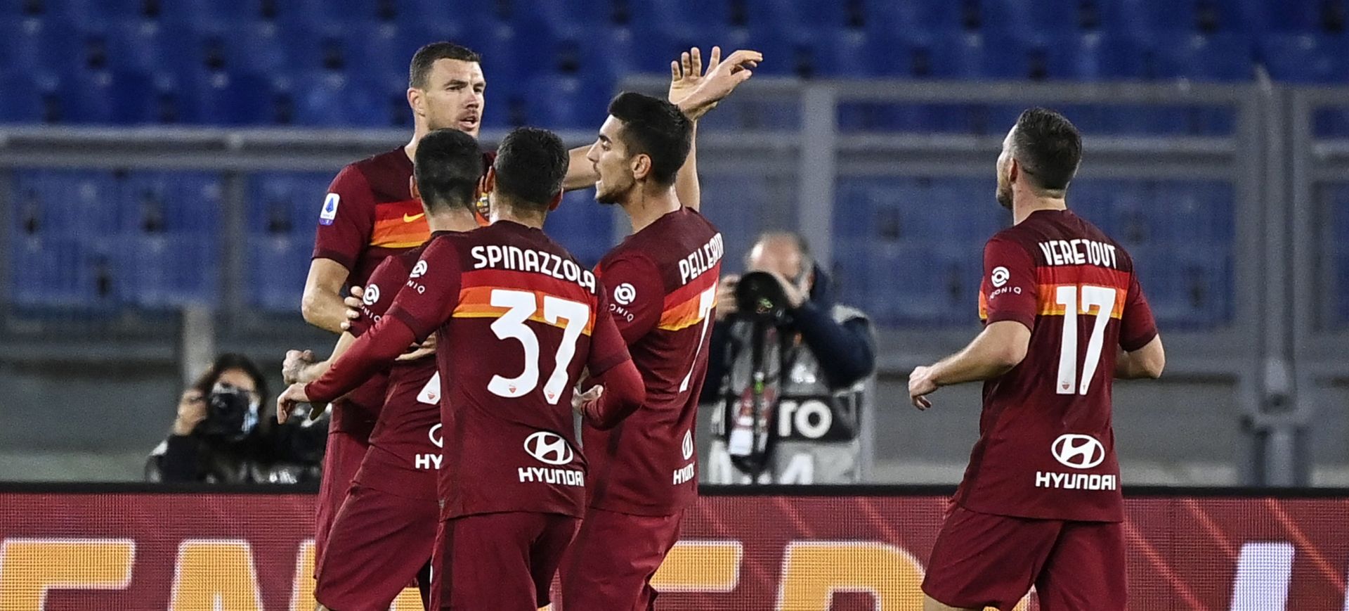 epa08756266 Roma's Edin Dzeko (L) celebrates with teammates after scoring the 2-1 lead during the Italian Serie A soccer match between AS Roma and Benevento Calcio at the Olimpico stadium in Rome, Italy, 18 October 2020.  EPA/Riccardo Antimiani