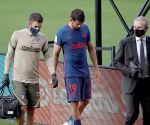 epa08753150 Atletico Madrid's striker Diego Costa (C) leaves the pitch after getting injured during the Spanish LaLiga Primera Division soccer match Celta vs Atletico Madrid played at Balaidos stadium in Vigo, Spain, 17 October 2020.  EPA/Salvador Sas