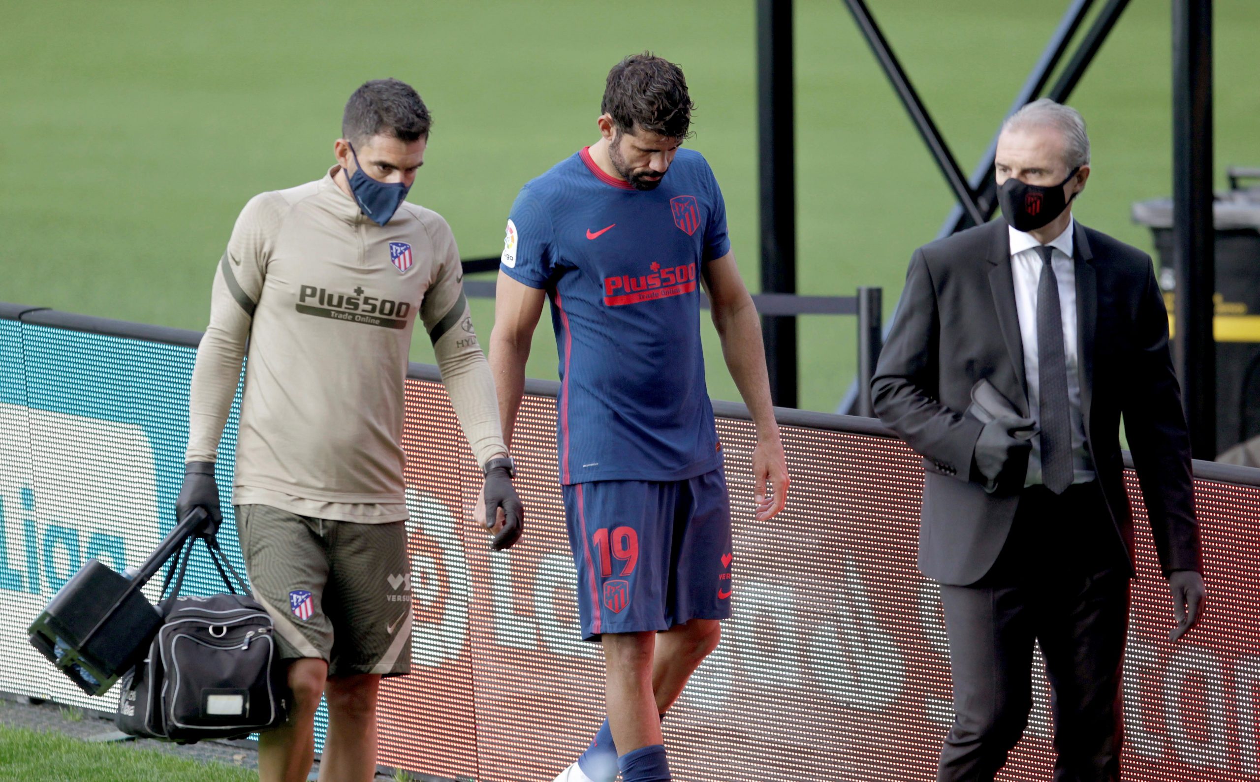 epa08753150 Atletico Madrid's striker Diego Costa (C) leaves the pitch after getting injured during the Spanish LaLiga Primera Division soccer match Celta vs Atletico Madrid played at Balaidos stadium in Vigo, Spain, 17 October 2020.  EPA/Salvador Sas