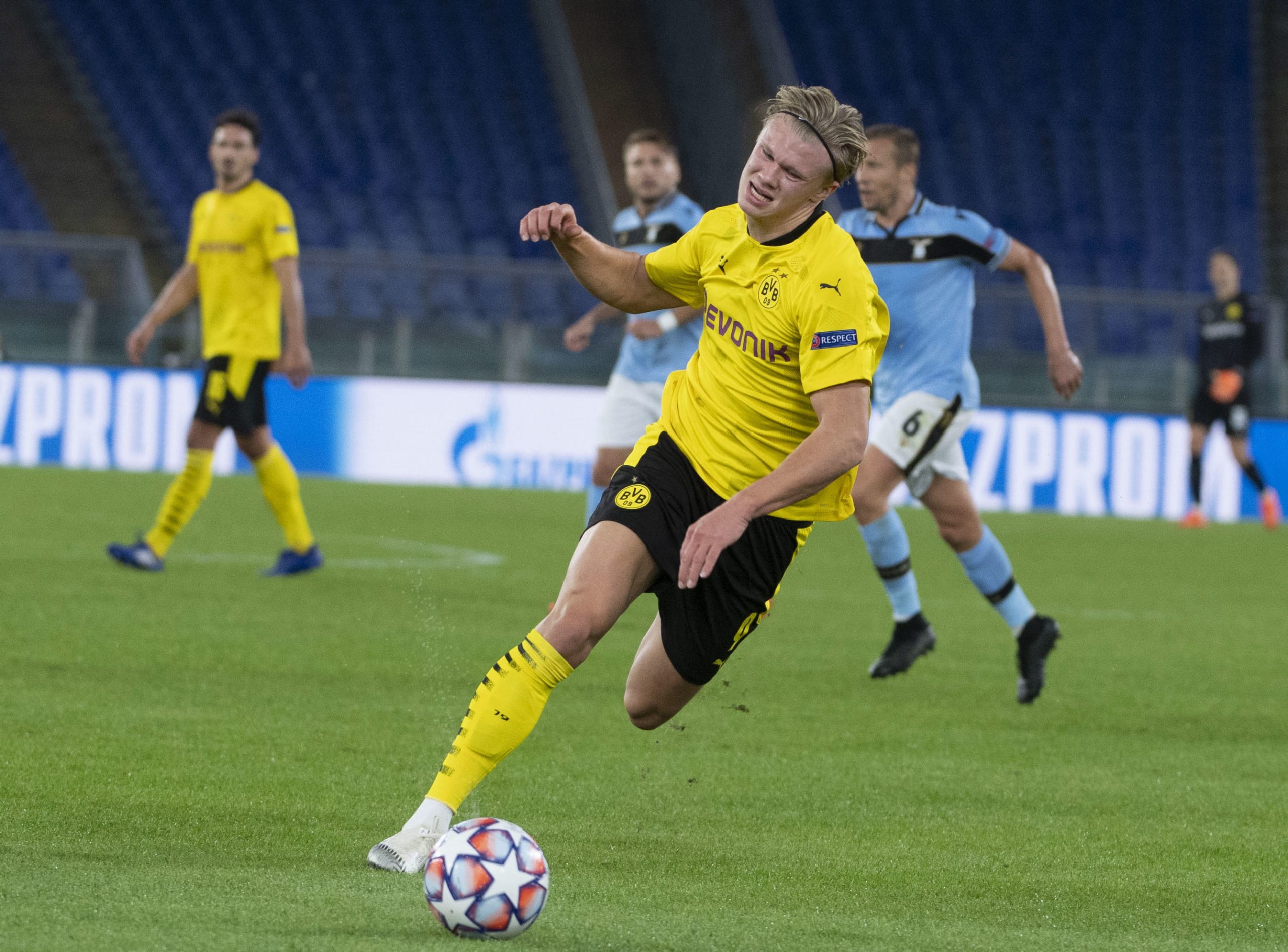 epa08760323 Erling Haaland of Borussia Dortmund in action during the UEFA Champions League  Group F soccer match between SS Lazio and Borussia Dortmund, at Stadio Olimpico in Rome, Italy, 20 October 2020.  EPA/MAURIZIO BRAMBATTI