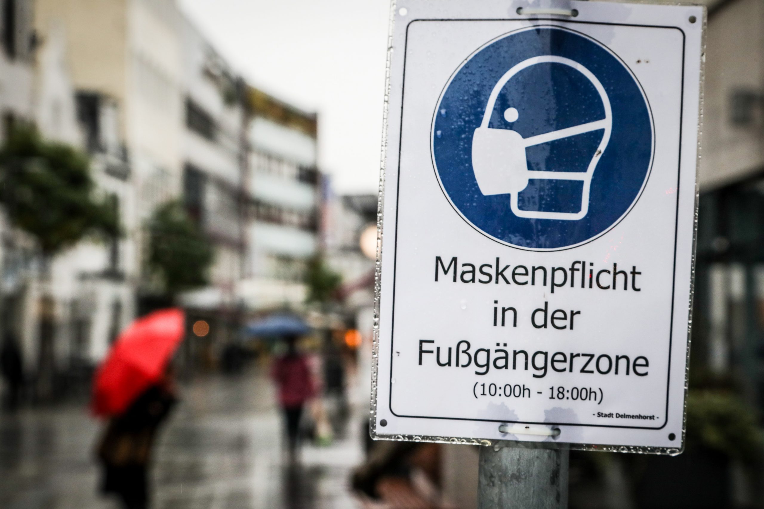 epa08761270 A sign reading âFace masks mandatory inside the pedestrian zoneÔ at the town centre of Delmenhorst, northern Germany, 21 October 2020. The provincial town with its 77,500 inhabitants has become a recent hotspot of the pandemic COVID-19 disease caused by the SARS-CoV-2 coronavirus as the incidence raised to over 200 cases on referential 100,000 inhabitants within the last seven days.  EPA/FOCKE STRANGMANN