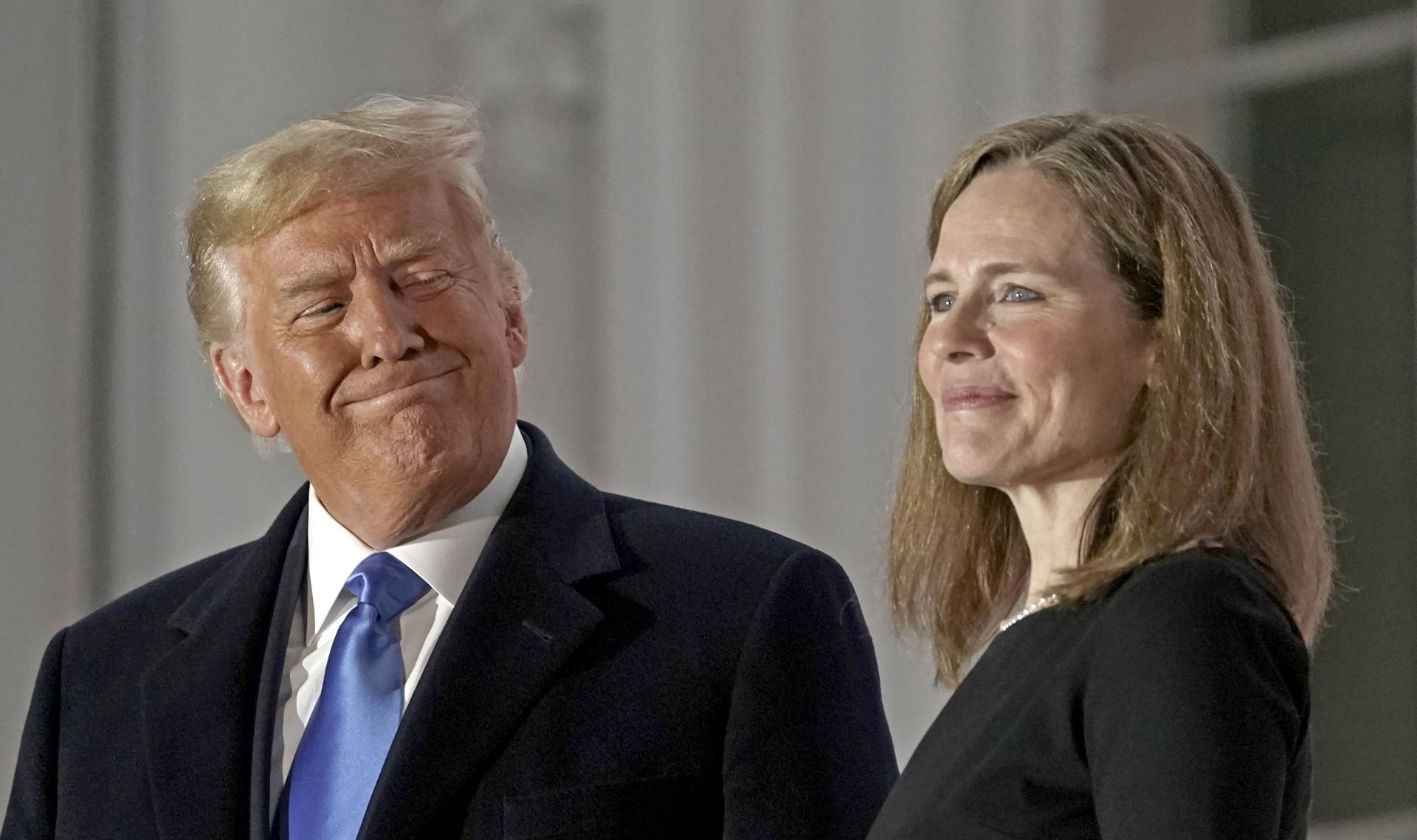 epa08776633 United States President Donald J. Trump (L) and Justice Amy Coney Barrett (R) pose for a photo on the Blue Room Balcony of the White House in Washington, DC, USA, 26 October 2020.  EPA/Ken Cedeno / POOL