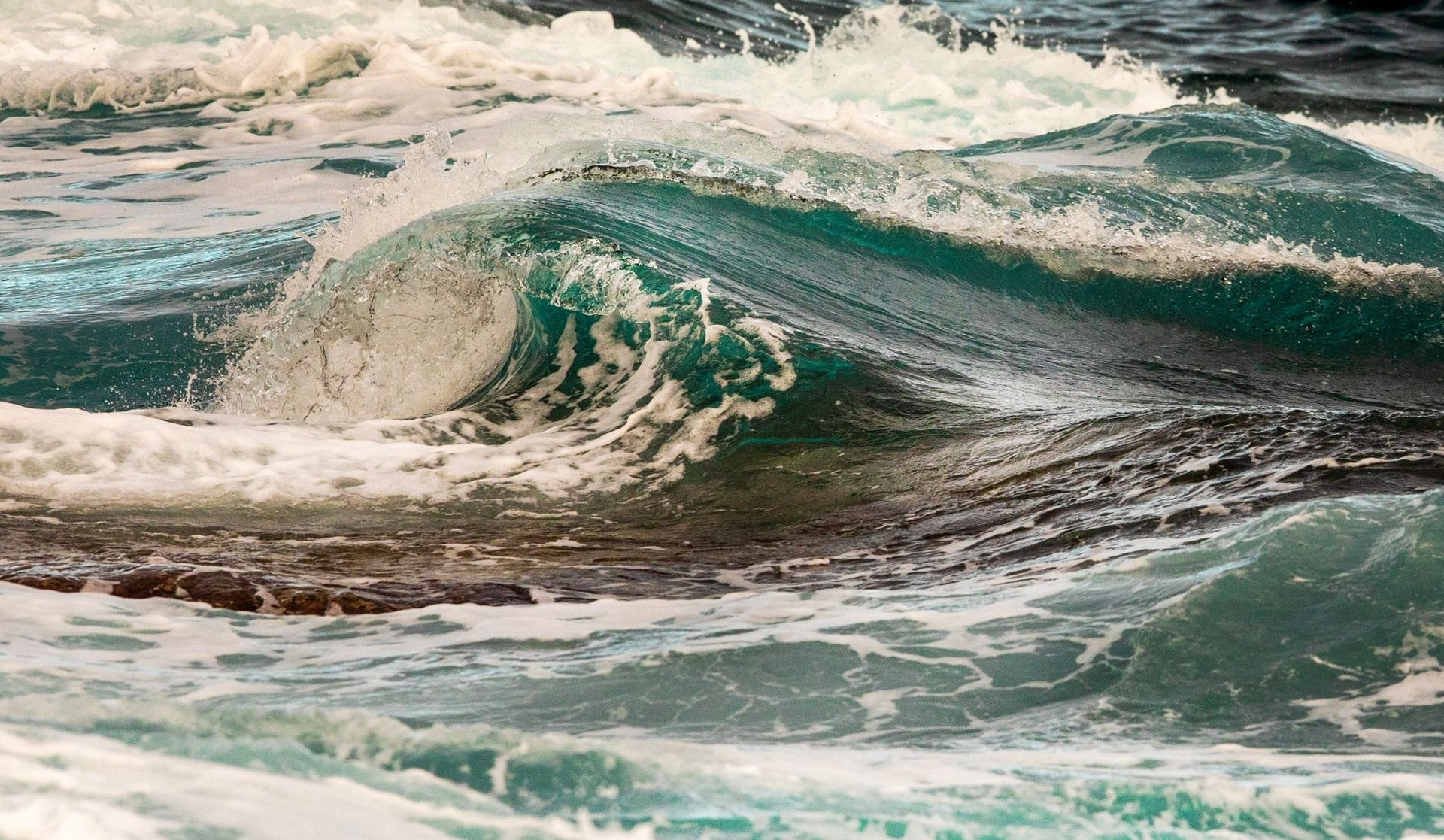04.10.2020., Premantura - 
Na rtu Kamjenjak veliko jugo dizalo je more i stvaralo pozamsne valove, a sunce u zalasku ih je probijalo cineci prekrasne prizore. Photo: Srecko Niketic/PIXSELL