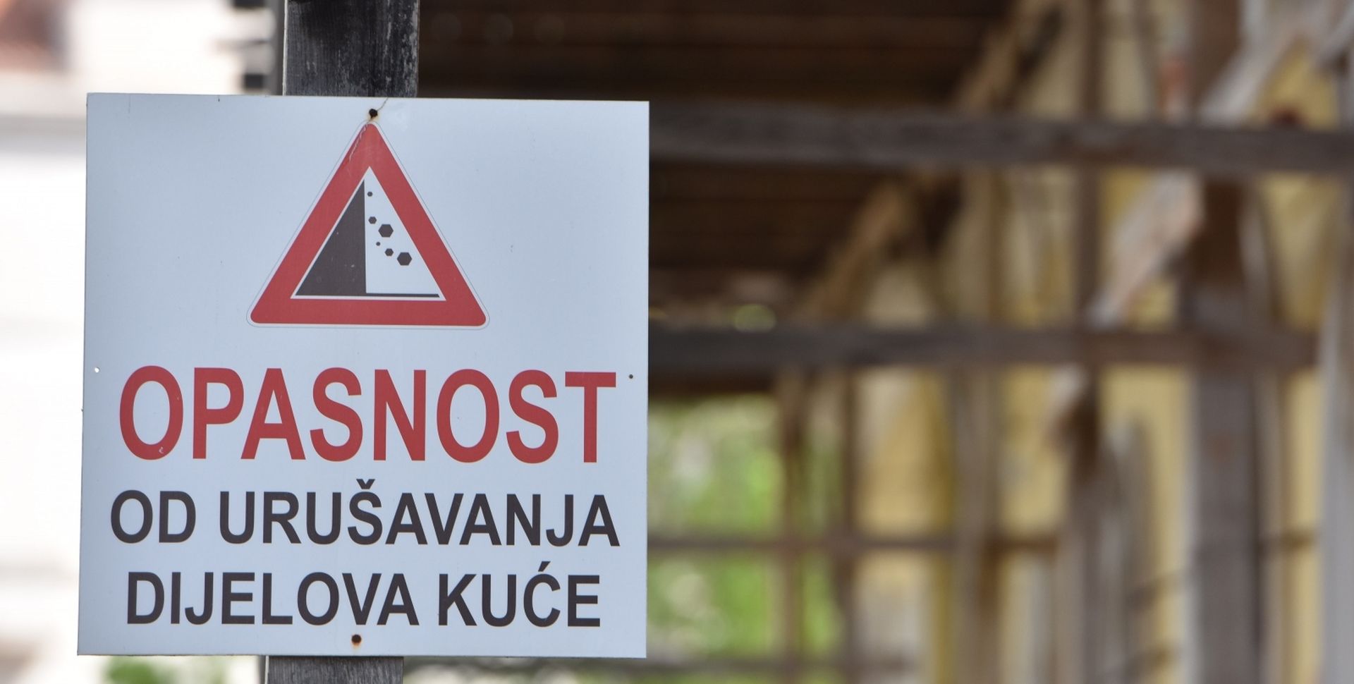 Znak "Opasnost od urušavanja dijelova kuće" 05.04.2019., Sibenik - Znak opasnosti - Opasnost od urusavanja dijelova kuce.
Photo: Hrvoje Jelavic/PIXSELL