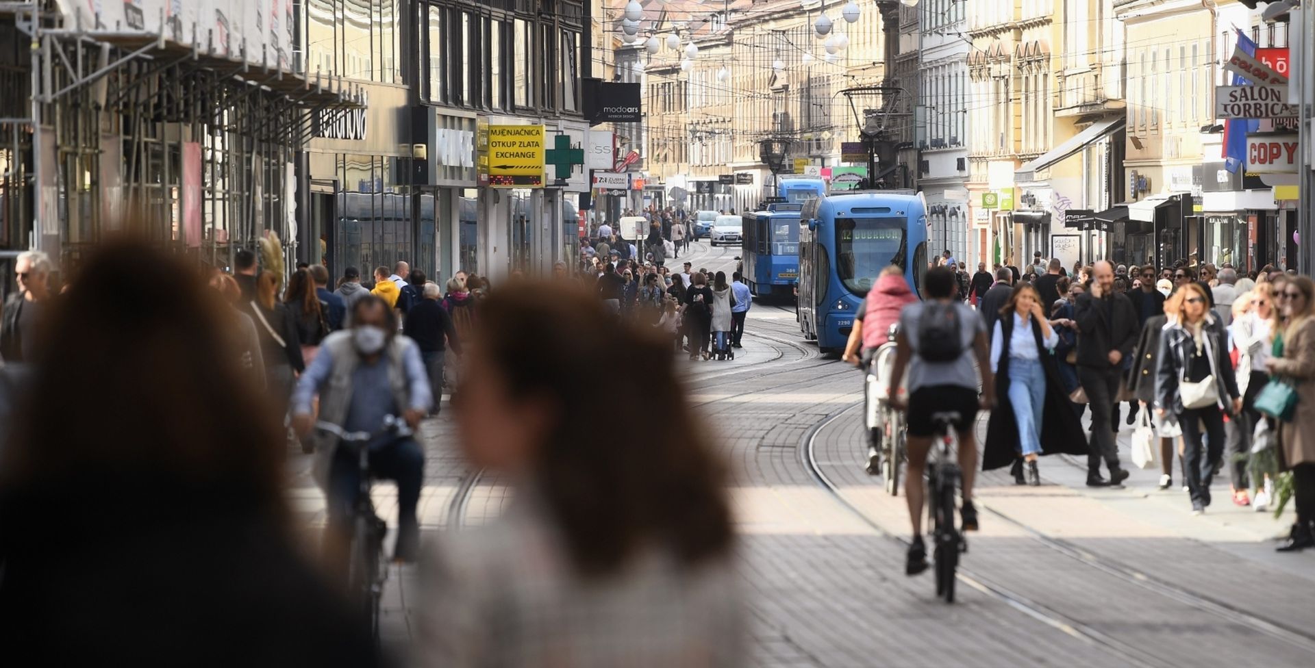 10.10.2020., Zagreb - Pune gradske ulice i ljudi bez maski iako je sve veci broj zarazenih od koronavirusa.
Photo: Marko Lukunic/PIXSELL