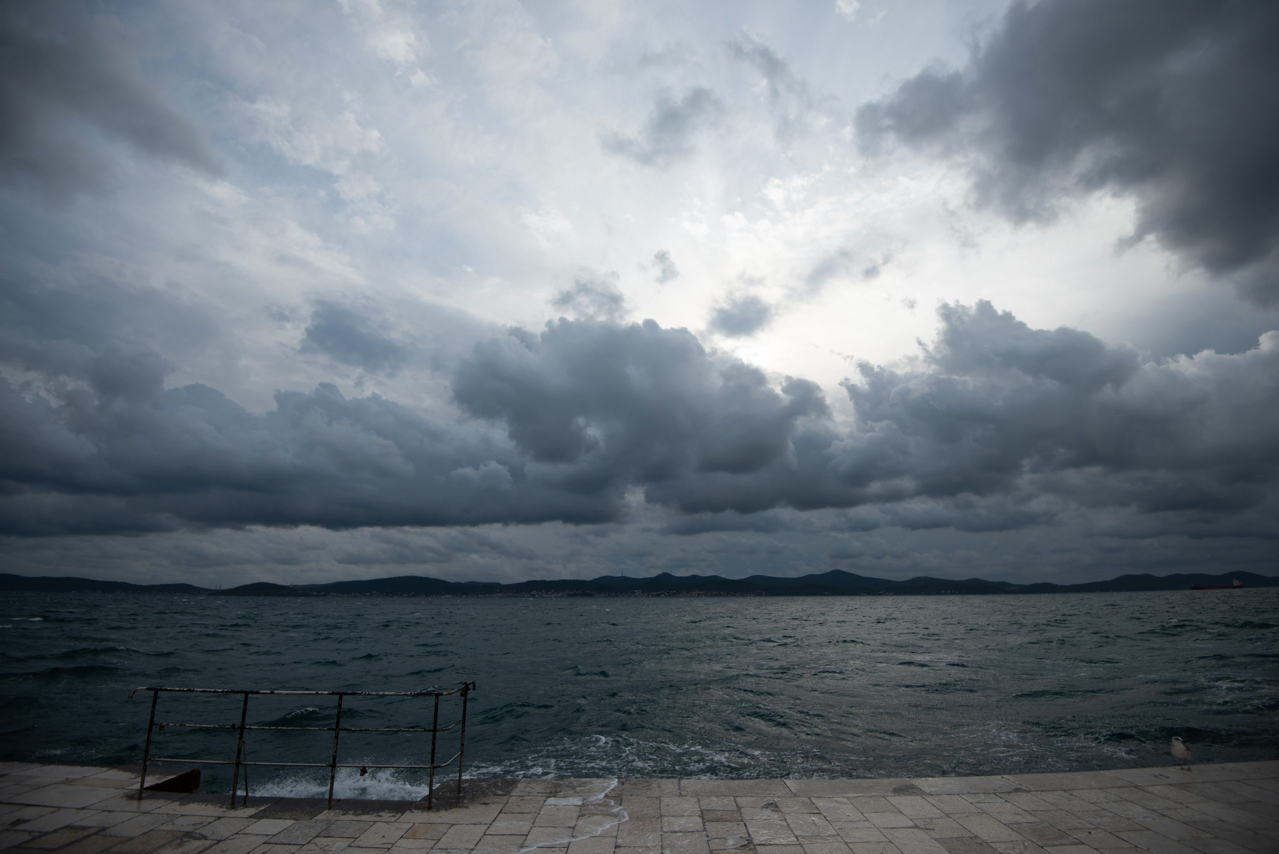 11.10.2020., Zadar -  U poslijepodnevnim satima uslijedila je promjena vremena na jugo i kisu. 
Photo: Dino Stanin/PIXSELL