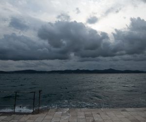 11.10.2020., Zadar -  U poslijepodnevnim satima uslijedila je promjena vremena na jugo i kisu. 
Photo: Dino Stanin/PIXSELL