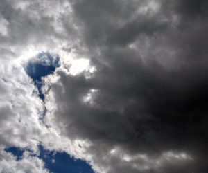 13.09.2013., Bjelovar - Na nebu nad gradom danas su se izmjenjivali oblaci i sunce, a povremeno je pala i kratkotrajna kisa. Photo: Damir Spehar/PIXSELL