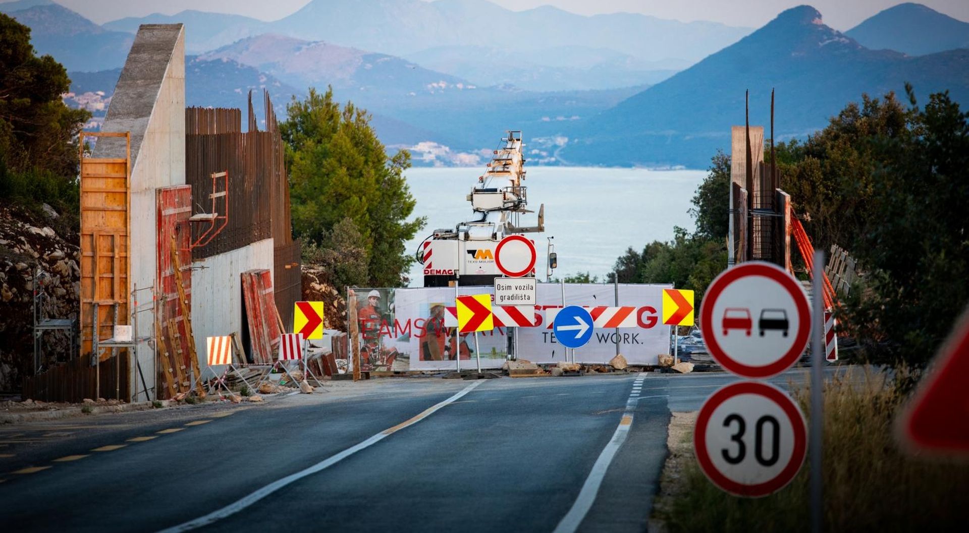 16.09.2020., Komarna - Radovi na izgradnji Peljeskog mosta i pristupnih cesta.
Photo: Milan Sabic/PIXSELL