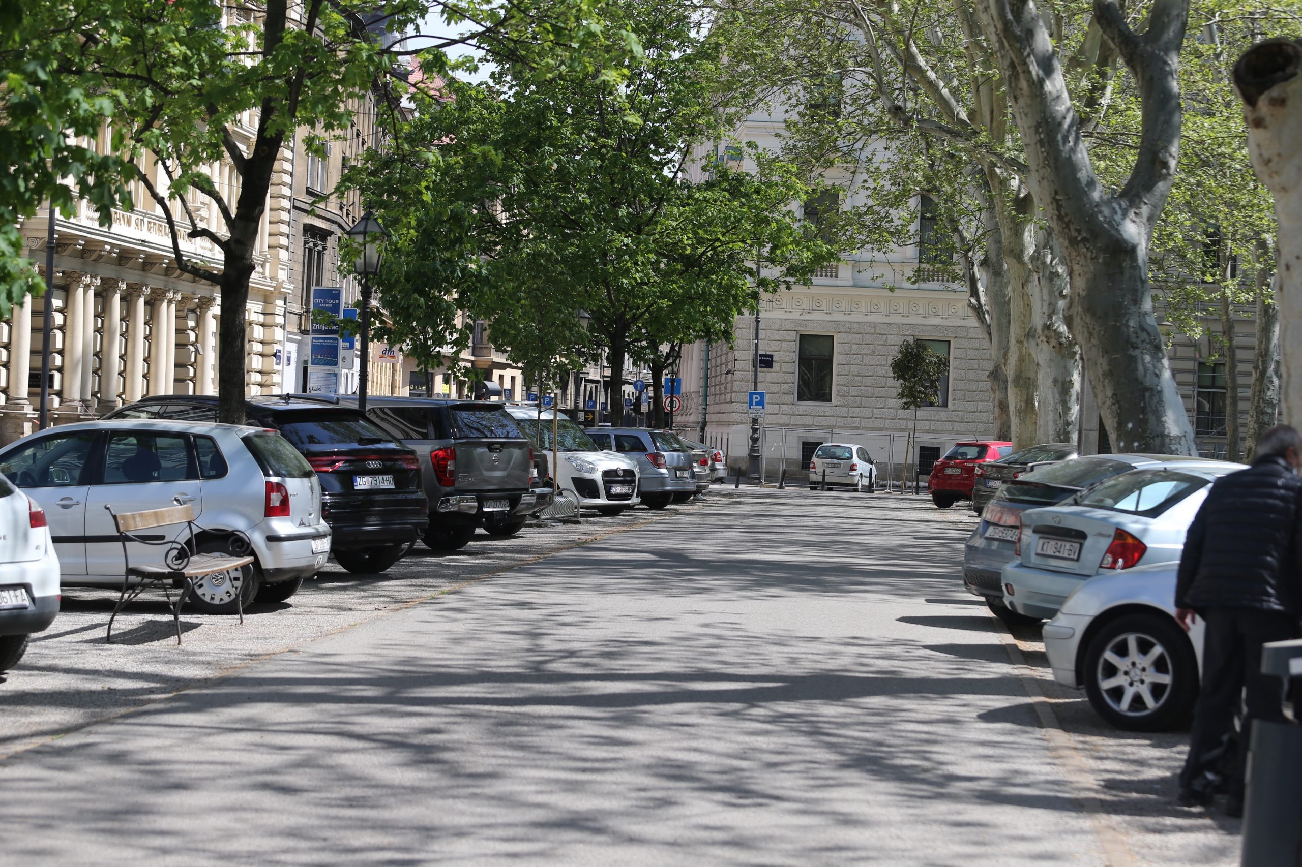 18.04.2020.,Zagreb - Park Zrinjevac prepun parkiranih automobila. 
Photo: Dalibor Urukalovic/PIXSELL