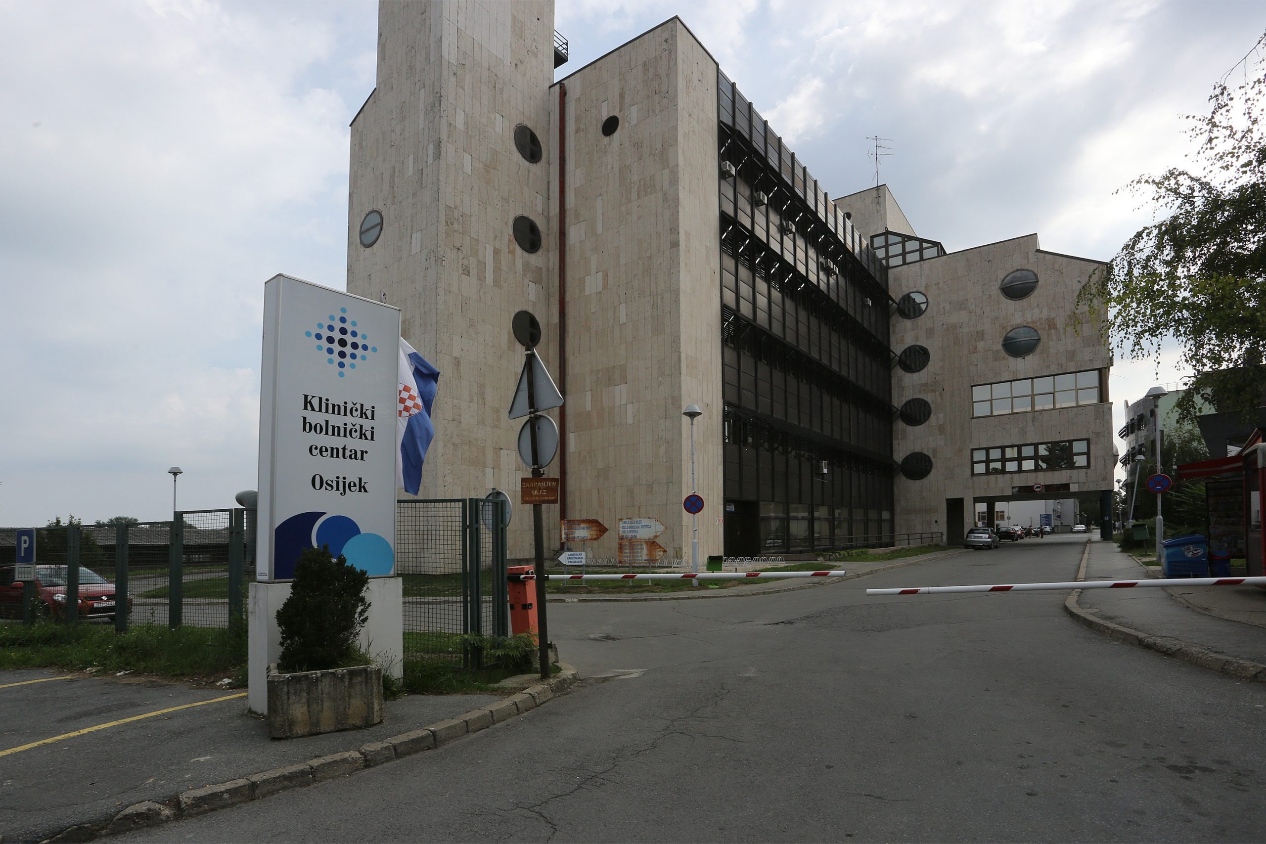 23.08.2014., Osijek -  KBC Osijek, ulaz u Klinicki bolnicki centar.
Photo: Marko Mrkonjic/PIXSELL