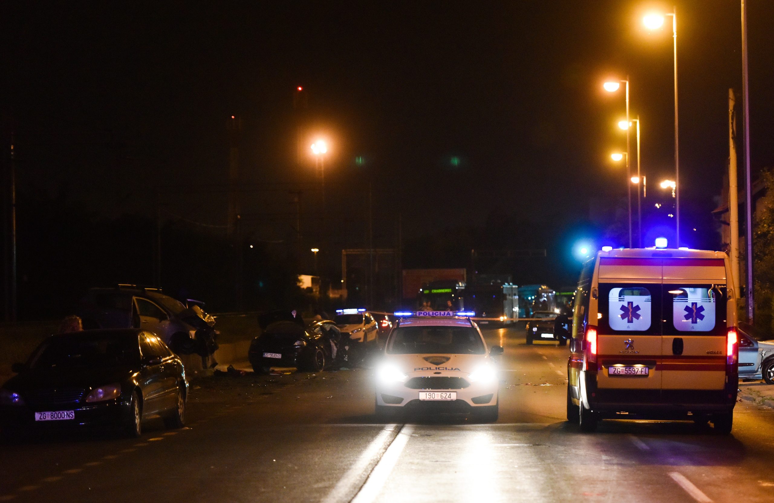 23.08.2018., Zagreb - Dvije osobe poginule su, a troje je ozlijedjeno u teskoj prometnoj nesreci do koje je doslo oko 21.10 u Ilici kod kucnog broja 424, izmedju Kustosije i Vrapca. Sudjelovala su cetiri vozila, od kojih je jedno planulo. Promet je na tom dijelu Ilice u potpunosti obustavljen u oba smjera. 
Photo: Davor Visnjic/PIXSELL