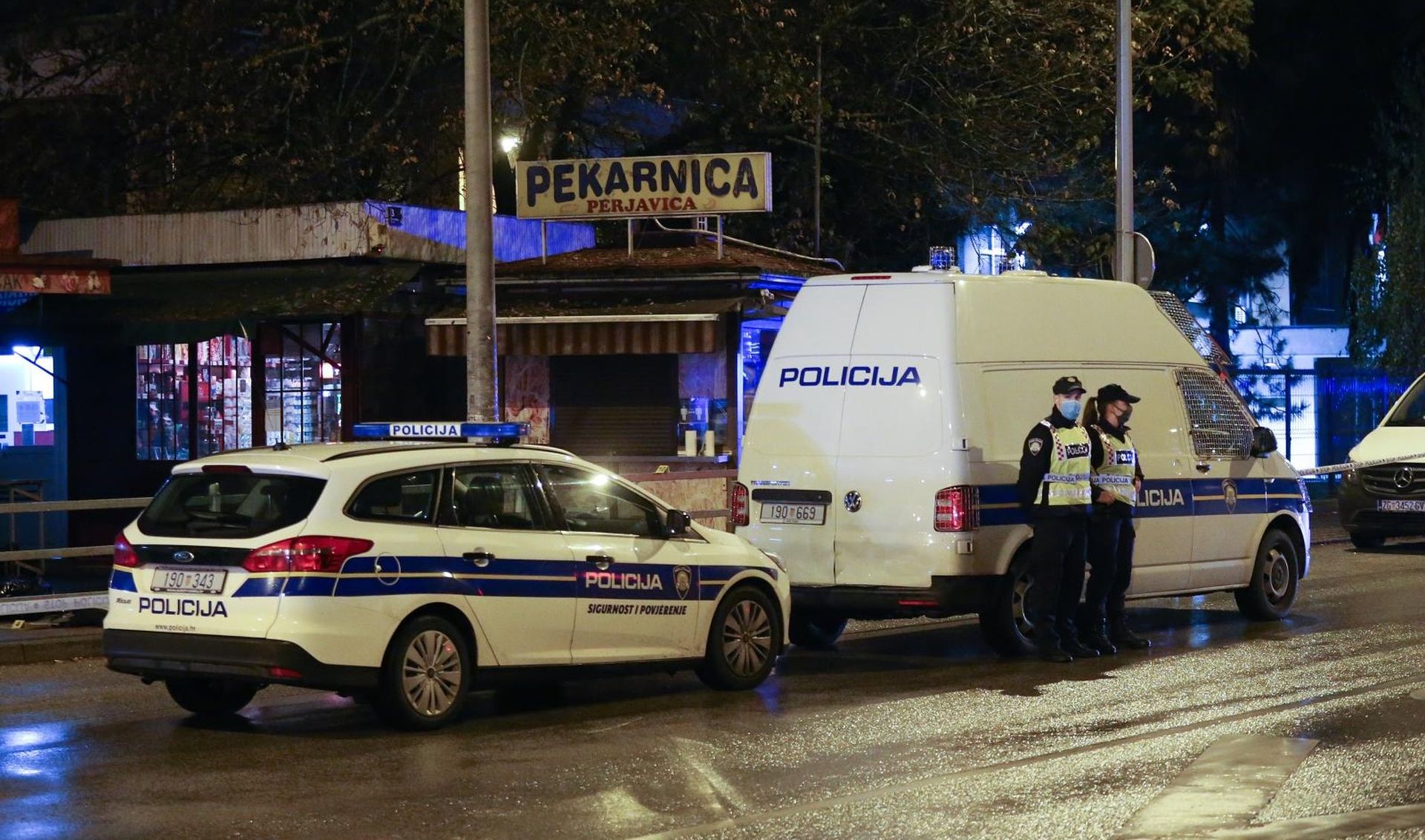 27.10.2020., Zagreb - Oko 22 sata policija je dobila dojavu o tucnjavi nekoliko ljudi u naselju Vrapce. Jedna je osoba mrtva dok je jedna ozlijedjena. Policijski ocevid je u tijeku. Photo: Marko Prpic/PIXSELL