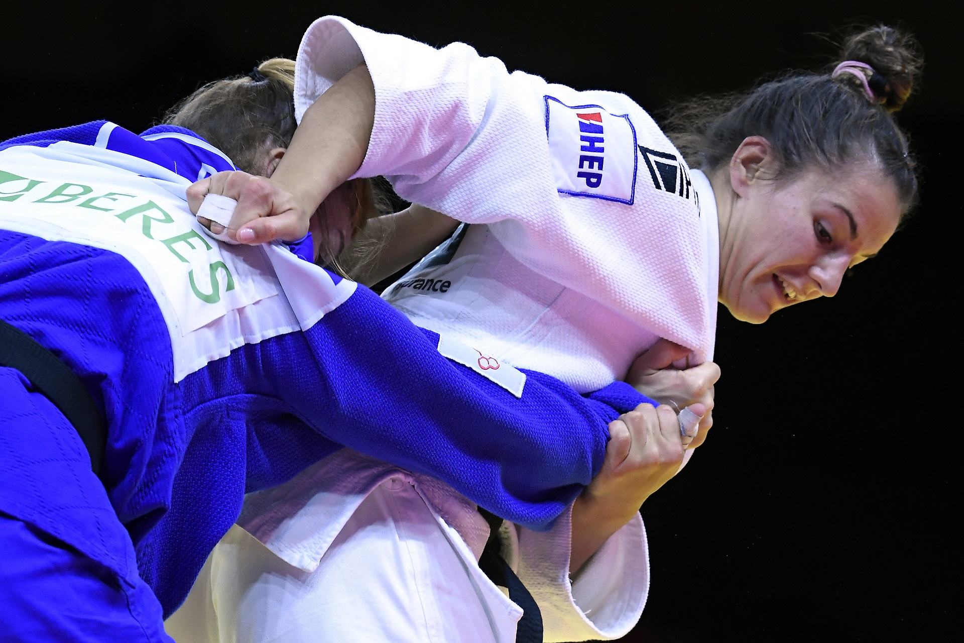 epa08772429 Barbara Matic of Croatia (in white) and Margaux Pinot of France fight in the women’s 70 kg category bout at the Judo Grand Slam at Papp Laszlo Budapest Sports Arena in Budapest, Hungary, 24 October 2020 (issued 25 October 2020).  EPA/Tamas Kovacs HUNGARY OUT