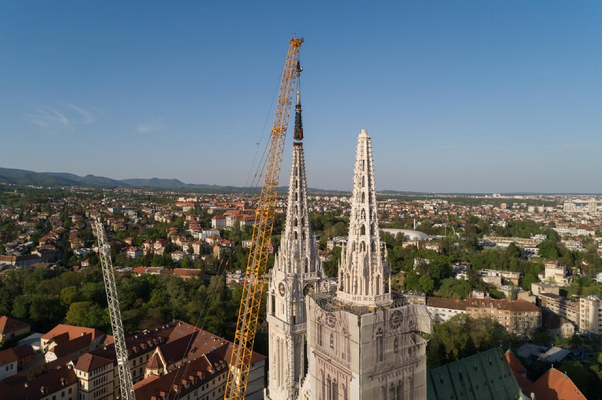 17.04.2020., Zagreb - Uklanjanje sjevernog tornja Zagrebacke katedrale koji je ostecen u potresu. 
Photo: Antonio Bronic/PIXSELL