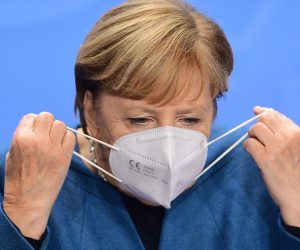 epaselect epa08781089 German Chancellor Angela Merkel takes off her face mask at the beginning of a press conference after a video conference with German State Premiers about the current coronavirus situation, at the Chancellery in Berlin, Germany, 28 October 2020.  EPA/FILIP SINGER / POOL