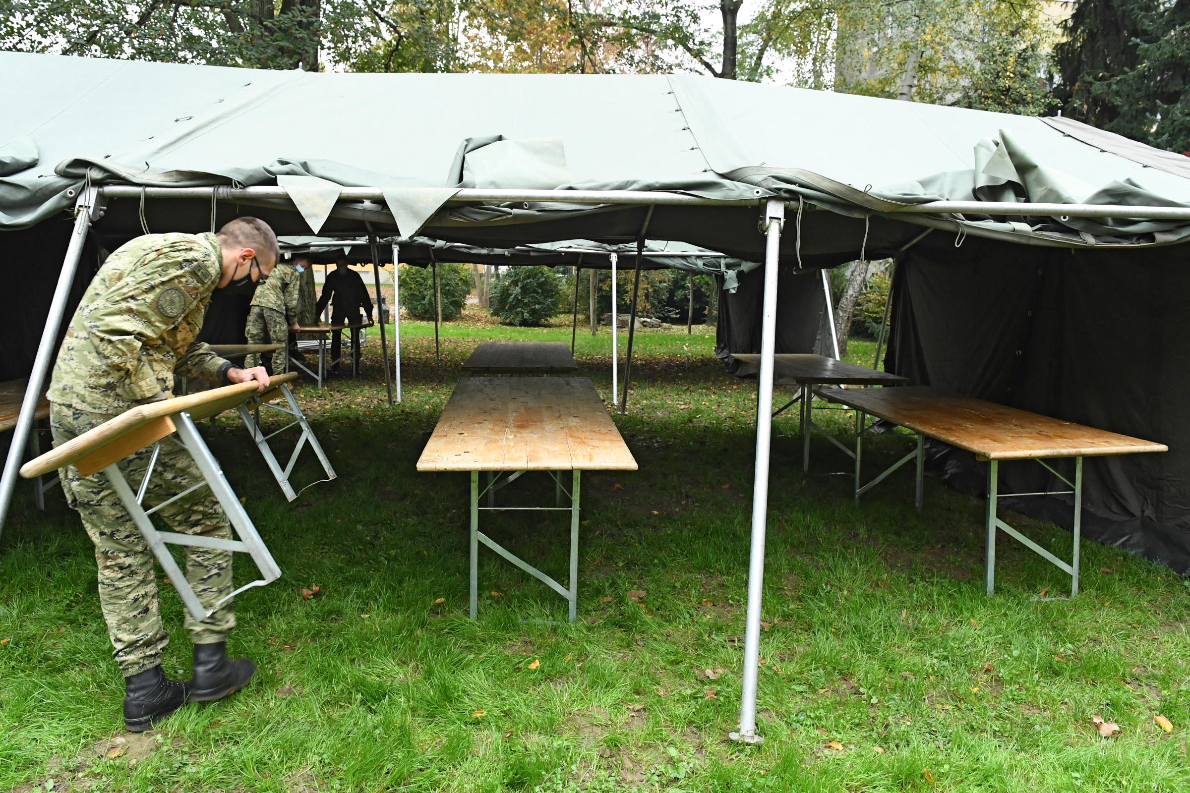 Šest polja šatora Hrvatske vojske kod Akademije likovnih umjetnosti u Zagrebu služit će za potrebe organiziranja prehrane studenata | Foto: MORH / J. Kopi