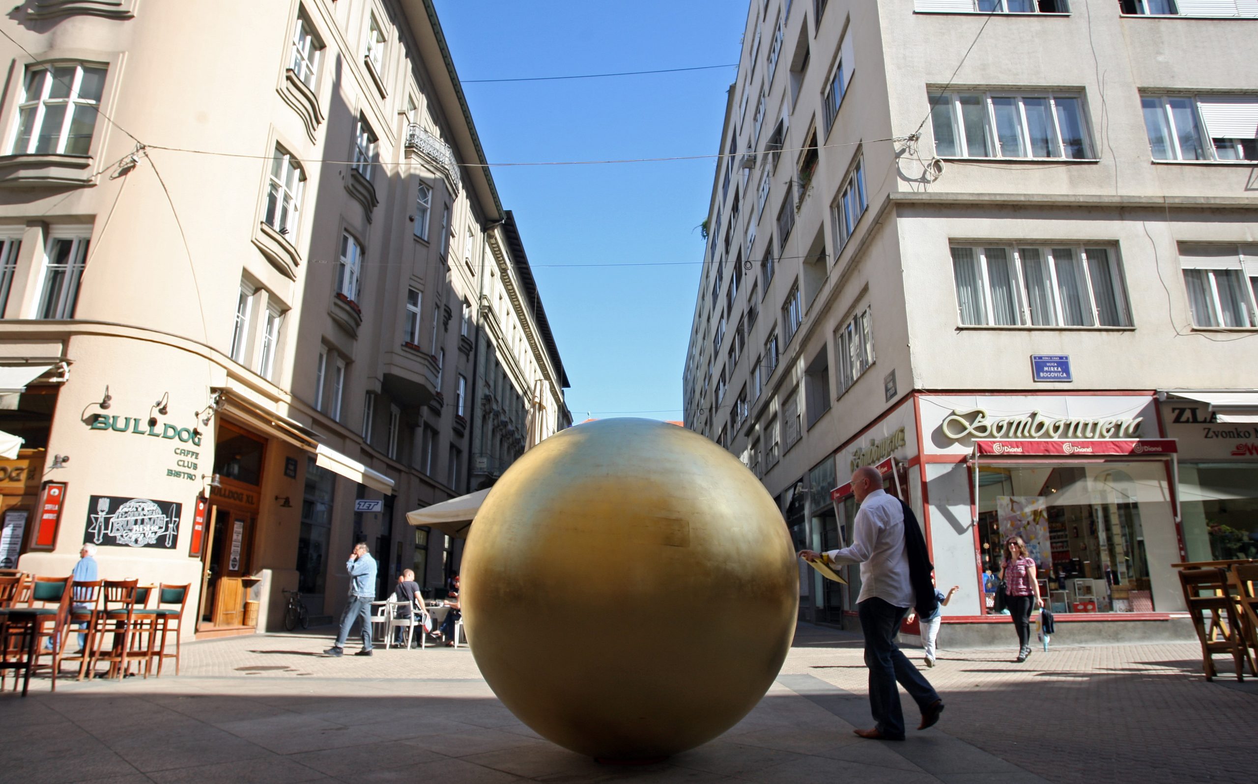 Zagreb, 25.04.2013 - U Bogoviæevoj ulici u Zagrebu jutros je na svoje staro mjesto postavljena obnovljena, statua "Prizemljeno sunce" Ivana Koariæa.
foto FaH/ Damir SENÈAR /ds