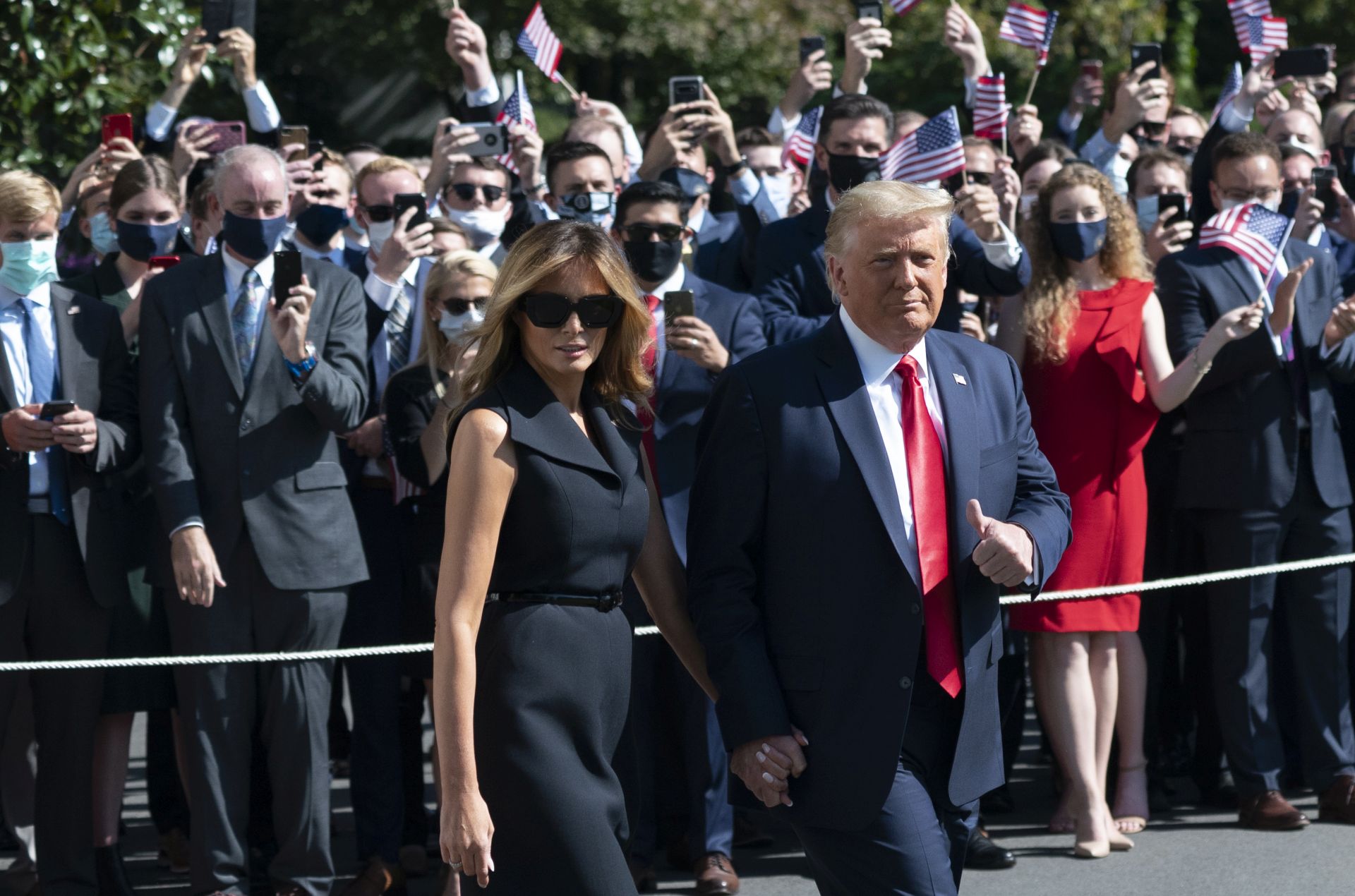 epa08765570 US President Donald J. Trump and First lady Melania Trump depart the White House, in Washington, DC, USA, 22 October 2020, headed for Nashville, Tennessee where he will participate in a debate with democratic presidential candidate former Vice President Joe Biden.  EPA/Chris Kleponis / POOL