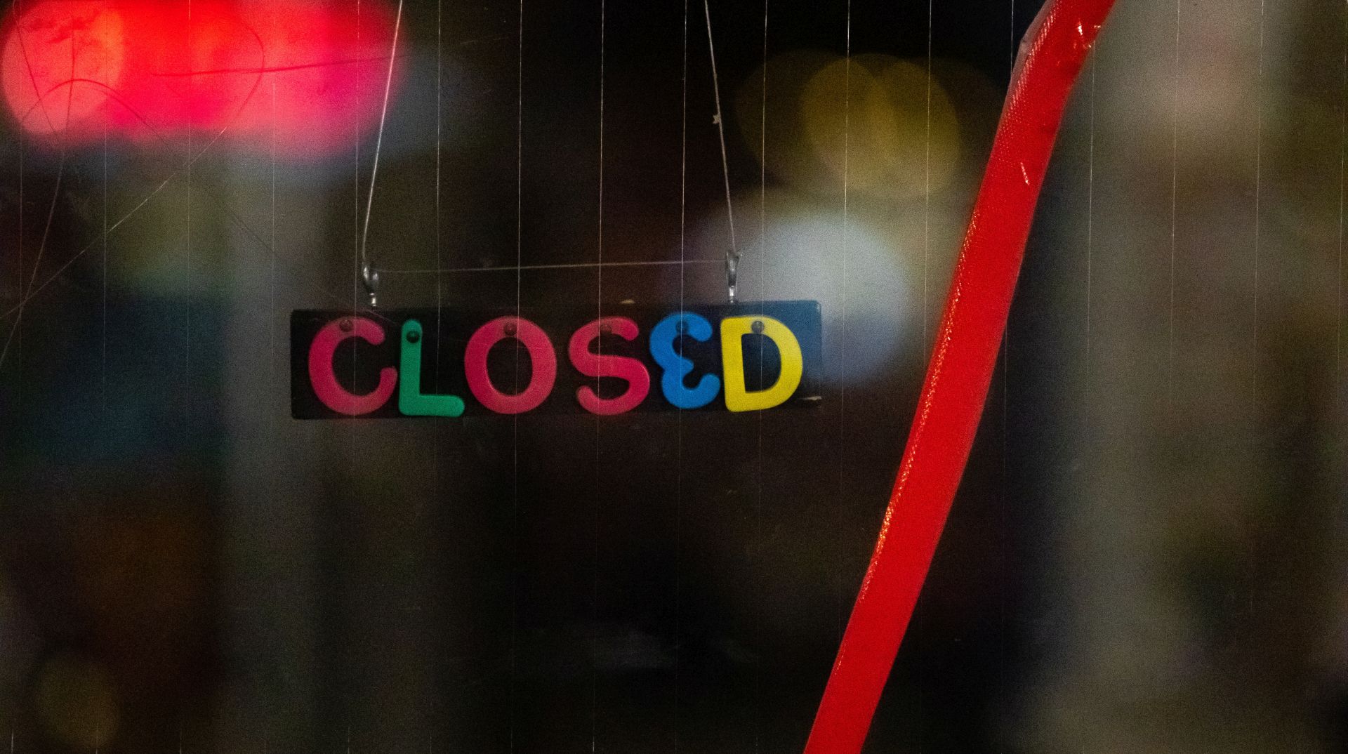 epa08781495 A sign reading 'Closed' is seen on a glass door of a restaurant in Berlin, Germany, 28 October 2020. German Chancellor Angela Merkel met Prime Ministers of Federal states at the chancellery and have agreed on common and nationwide restrictions to prevent a further explosion in the number of corona infections, such as closing bars and restaurants for a month.  EPA/HAYOUNG JEON