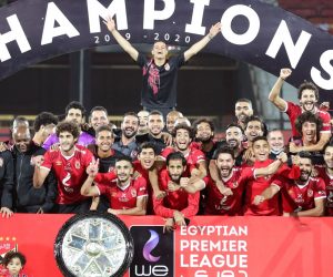 epa08789908 Al-Ahly  players celebrate with the Premier League trophy after winning in the final round of the Egyptian Premier League soccer match between Al-Ahly and Tala'ea El Gaish SC at Salam Stadium in Cairo, Egypt,  31 October 2020  EPA/KHALED ELFIQI