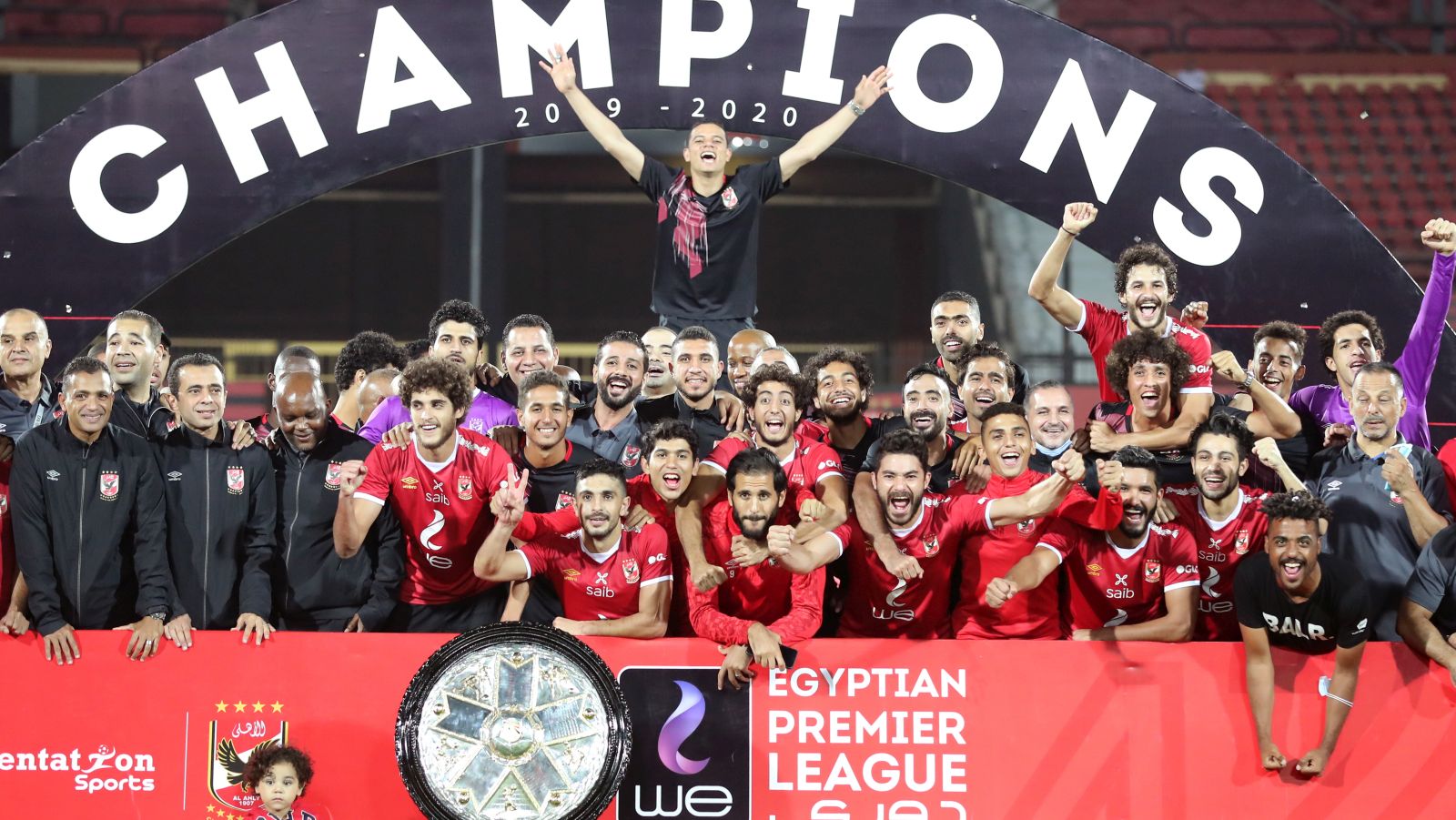 epa08789908 Al-Ahly  players celebrate with the Premier League trophy after winning in the final round of the Egyptian Premier League soccer match between Al-Ahly and Tala'ea El Gaish SC at Salam Stadium in Cairo, Egypt,  31 October 2020  EPA/KHALED ELFIQI