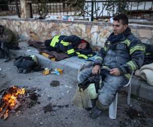 epaselect epa08790319 Rescue workers rest after a 7.0 magnitude earthquake originating in the Aegean Sea, hit the area in Izmir, Turkey, 01 November 2020. According to media reports, at least 49 people have died and more than 800 have been injured during the earthquake.  EPA/ERDEM SAHIN
