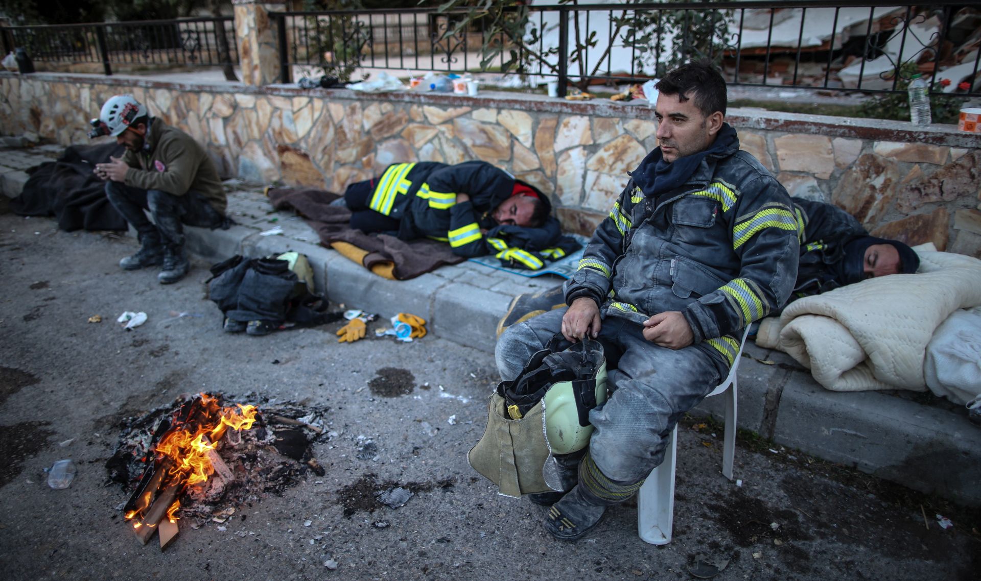 epaselect epa08790319 Rescue workers rest after a 7.0 magnitude earthquake originating in the Aegean Sea, hit the area in Izmir, Turkey, 01 November 2020. According to media reports, at least 49 people have died and more than 800 have been injured during the earthquake.  EPA/ERDEM SAHIN