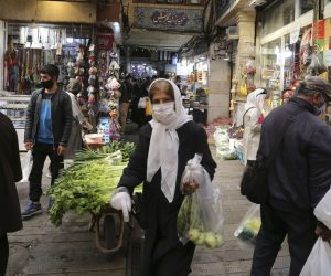 epa08790780 Iranians wearing face masks go shopping in a bazaar in a street in Tehran, Iran, 01 November 2020. According to the Iranian Health ministry, Iran reported its daily COVID-19 infections by announcing 7719 new infections and 434  deaths in past 24 hours as it appears that Iran is in the grip of a third wave of COVID-19 outbreak.  EPA/ABEDIN TAHERKENAREH