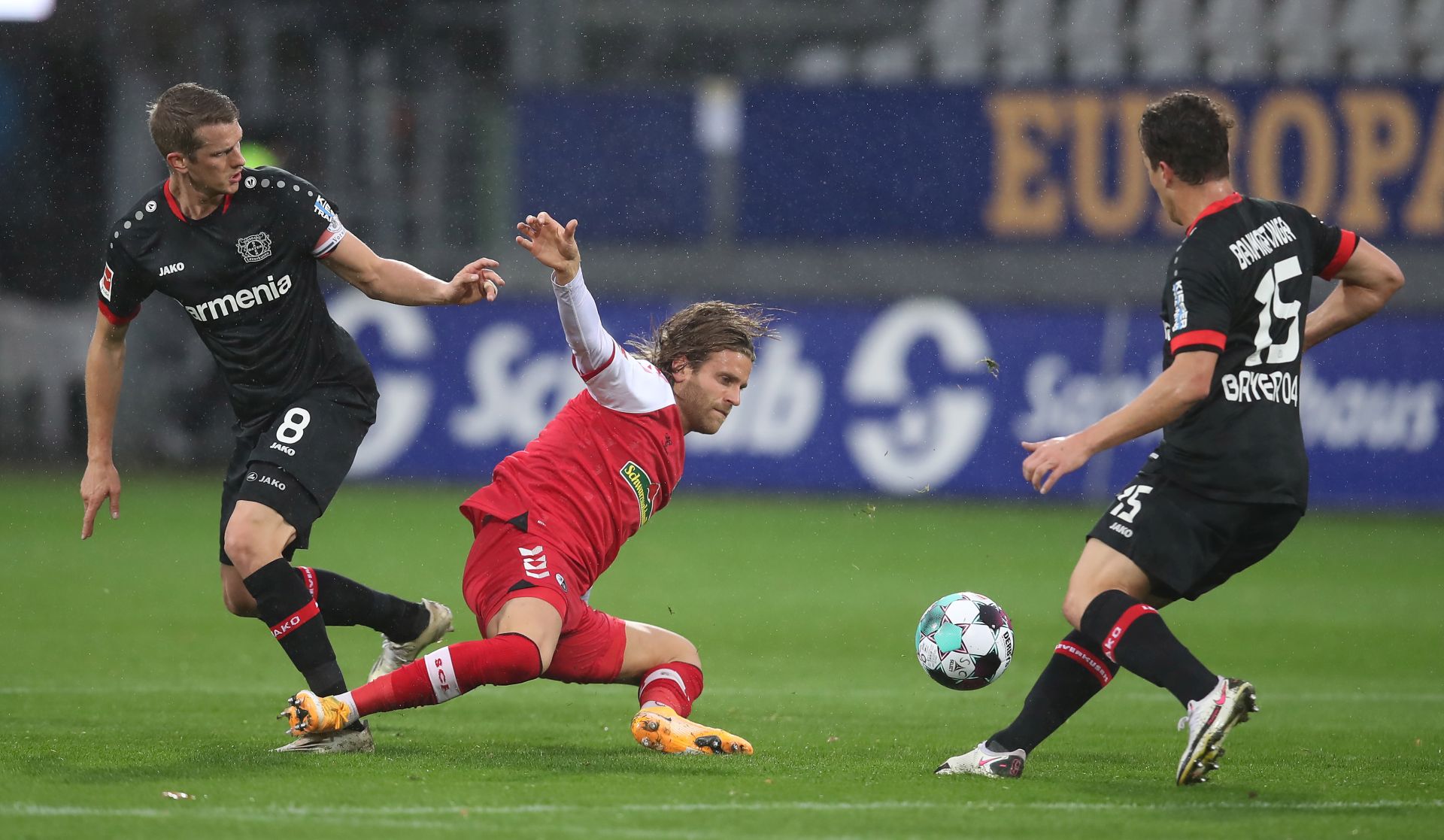 epa08791098 Lucas Hoeler (C) of Sport-Club Freiburg is challenged by Lars Bender (L) of Bayer Leverkusen during the German Bundesliga soccer match between Sport-Club Freiburg and Bayer 04 Leverkusen at Schwarzwald-Stadion in Freiburg im Breisgau, Germany, 01 November 2020.  EPA/ALEX GRIMM / POOL CONDITIONS - ATTENTION:  The DFL regulations prohibit any use of photographs as image sequences and/or quasi-video.