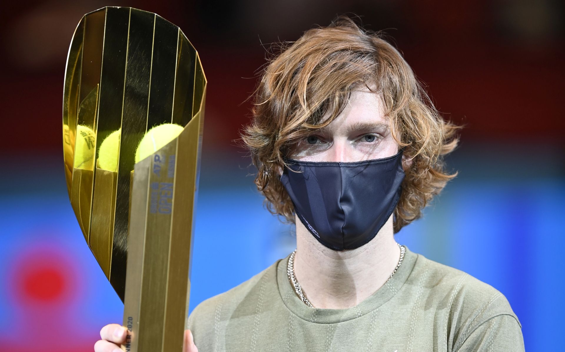 epa08791117 Andrey Rublev of Russia poses with his trophy after winning his final match against Lorenzo Sonego of Italy at the Erste Bank Open ATP tennis tournament in Vienna, Austria, 01 November 2020.  EPA/CHRISTIAN BRUNA