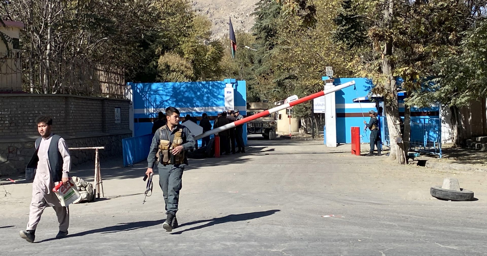 epa08792537 Afghan security officials stand guard during an attack at Kabul University in Kabul, Afghanistan, 02 November 2020. At least four persons were wounded after gunbattle erupted at the University in Kabul.  EPA/JAWAD JALALI