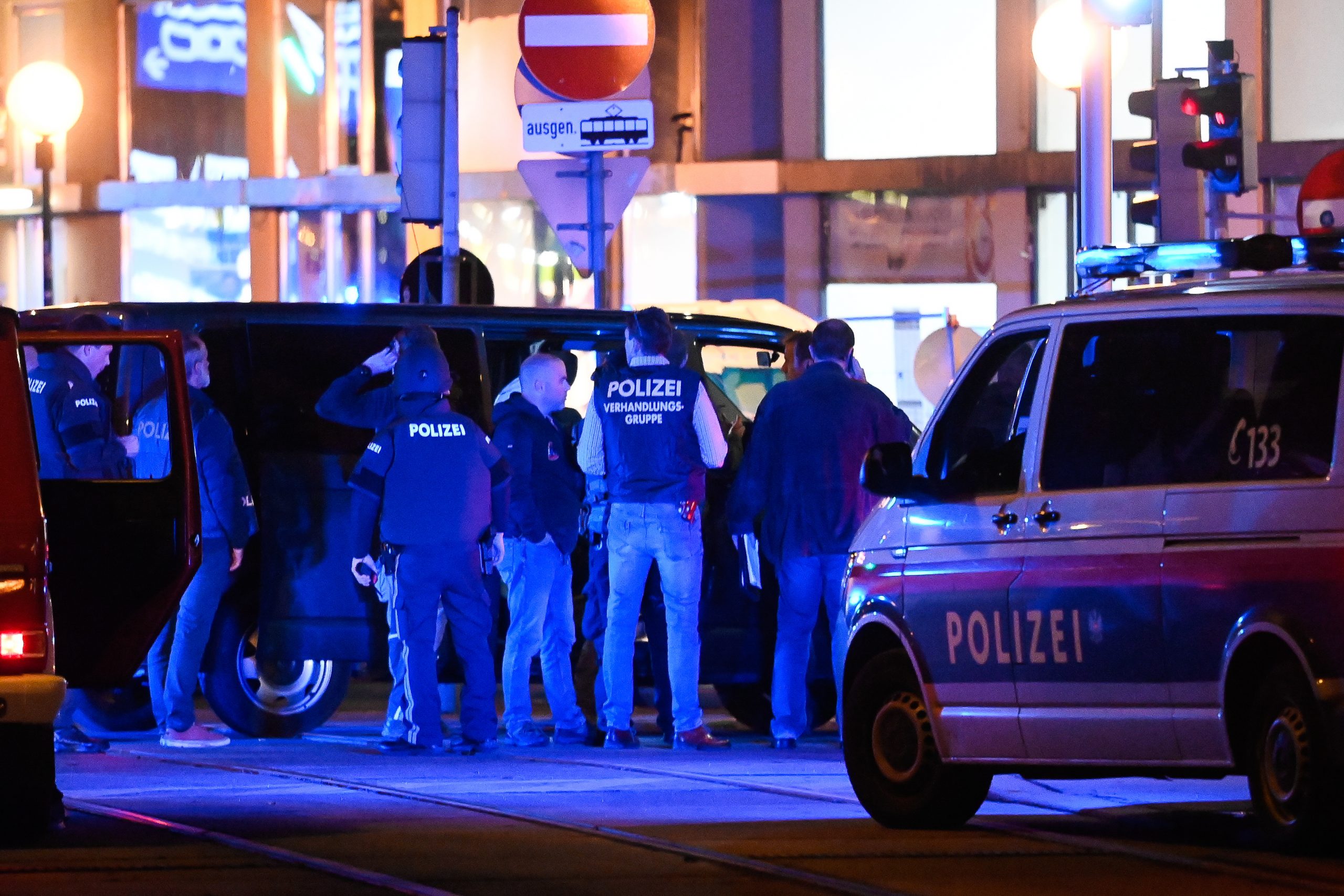 epa08793964 Austrian police arrives at the scene after a shooting near the 'Stadttempel' synagogue in Vienna, Austria, 02 November 2020. According to recent reports, at least one person is reported to have died and 3 are injured in what officials are treating as a terror attack.  EPA/CHRISTIAN BRUNA