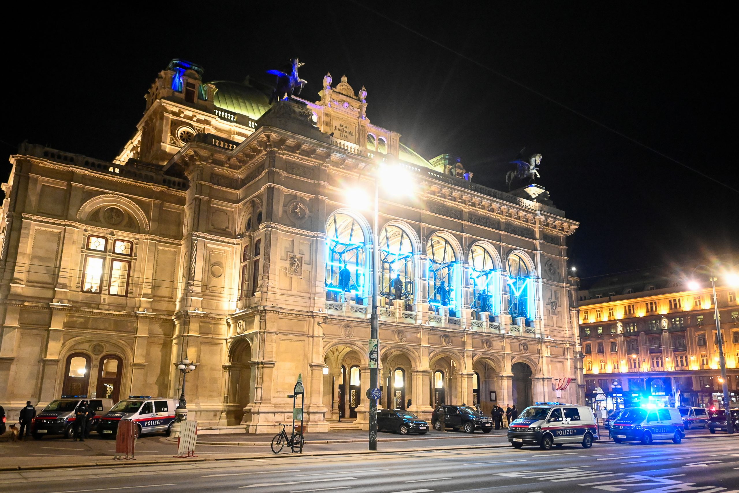 epa08794166 Austrian police men guard The Wiener Staatsoper (Vienna State Opera) after a shooting near the 'Stadttempel' synagogue in Vienna, Austria, 02 November 2020. According to recent reports, at least one person is reported to have died and three are injured in what officials treat as a terror attack.  EPA/CHRISTIAN BRUNA