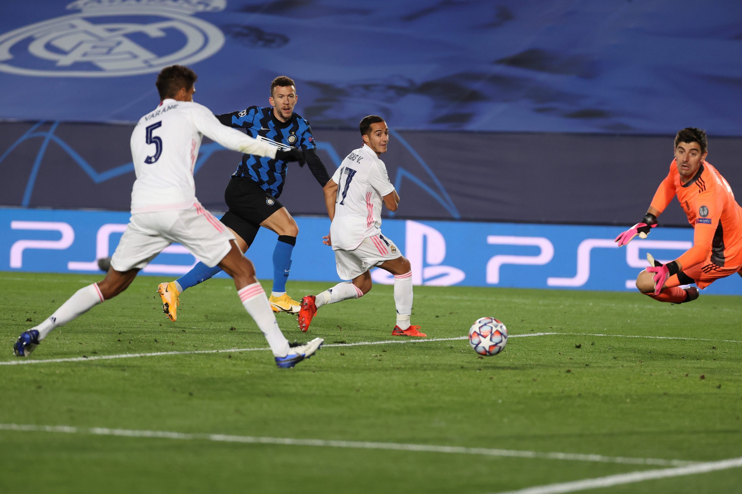epa08796886 Internazionale's winger Ivan Perisic (2-L) scores the 2-2 during the UEFA Champions League group B match between Real Madrid and FC Internazionale at Alfredo Di Stefano stadium in Madrid, Spain, 03 November 2020.  EPA/JuanJo Martin