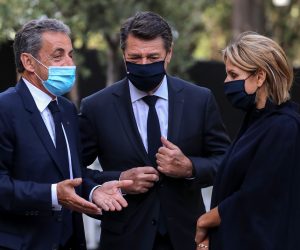 epa08804088 Nice mayor Christian Estrosi (C) and his wife Laura Tenoudji, speak with former French president Nicolas Sarkozy (L) as they arrive prior to a ceremony for the victims of the recent attack at Notre-Dame de Nice Basilica, in Nice, France, 07 November 2020. Three people were killed on 29 October when a man carried out a knife attack inside the basilica.  EPA/VALERY HACHE / POOL  MAXPPP OUT