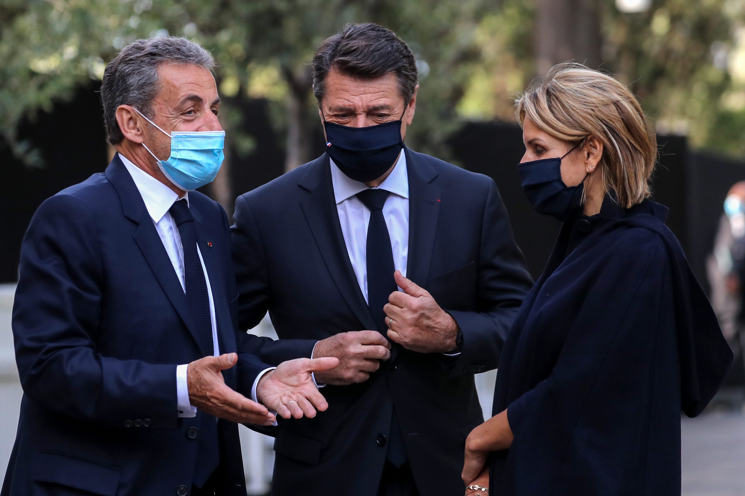 epa08804088 Nice mayor Christian Estrosi (C) and his wife Laura Tenoudji, speak with former French president Nicolas Sarkozy (L) as they arrive prior to a ceremony for the victims of the recent attack at Notre-Dame de Nice Basilica, in Nice, France, 07 November 2020. Three people were killed on 29 October when a man carried out a knife attack inside the basilica.  EPA/VALERY HACHE / POOL  MAXPPP OUT